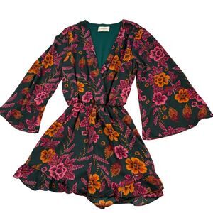 Everly women’s green 3/4 flare sleeve romper. Pink orange floral.  70s vibe. S